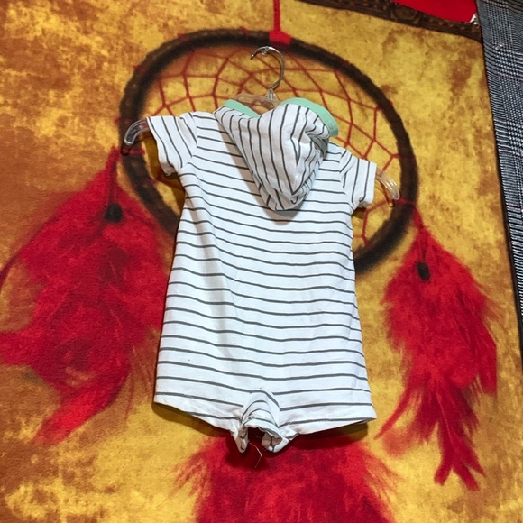 MAX & MARCUS-white/green stripe DINO print short sleeve hooded button one piece - Picture 7 of 9